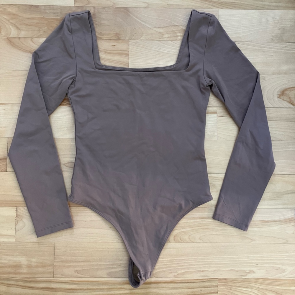Aritzia contour squareneck longsleeve bodysuit